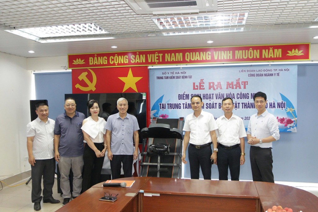 Công đoàn ngành Y tế Hà Nội phối hợp với Trung tâm Kiểm soát bệnh tật (CDC) Hà Nội ra mắt điểm sinh hoạt văn hóa công nhân tại đơn vị.