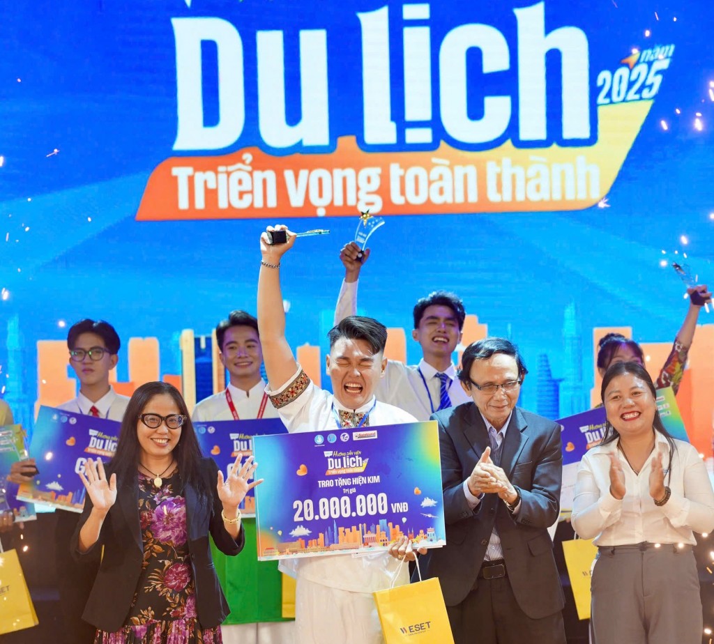 Ban tổ chức trao giải cho các thí sinh xuất sắc