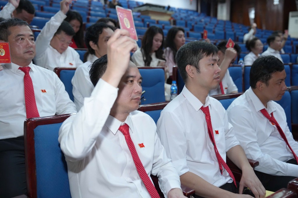 Nhà báo Ngô Vương Tuấn cùng các đảng viên biểu quyết tại Đại hội