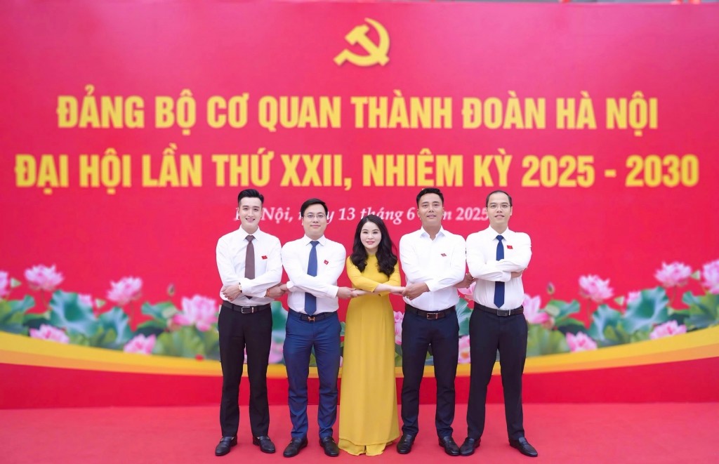 Nêu cao tính gương mẫu đi đầu, vững bước tiến vào kỷ nguyên mới