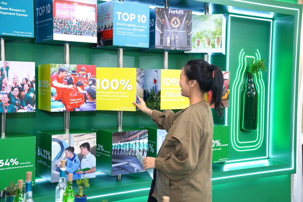 2. Khách tham quan gian hàng của SABECO tại triển lãm các sáng kiến thúc đẩy kinh tế tuần hoàn trong khuôn khổ Hội nghị thường niên PRO VN