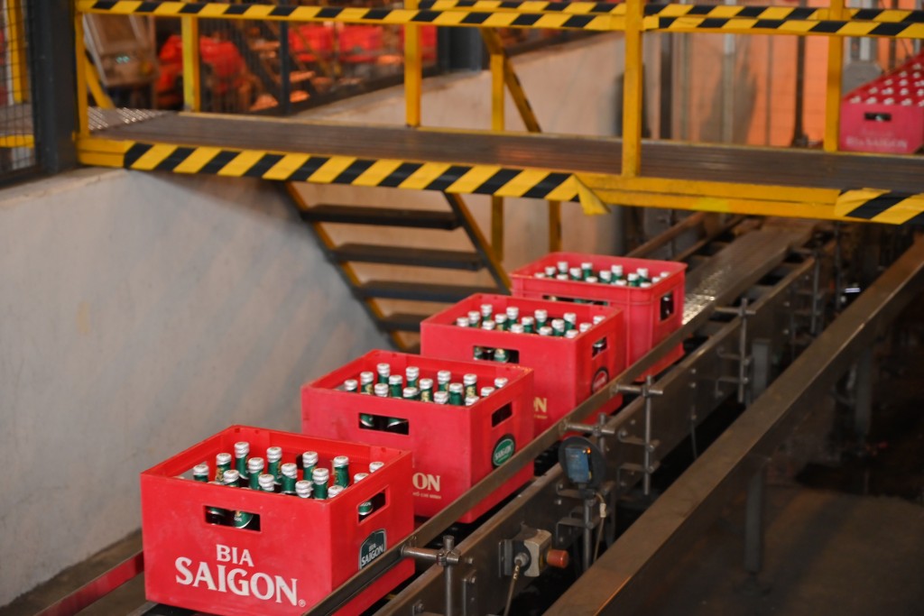 Trong năm 2024, SABECO đã đạt tỷ lệ 100_ tái sử dụng hoặc tái chế toàn bộ bao bì chính và phụ – bao gồm chai thủy tinh, lon nhôm, két nhựa và thùng carton