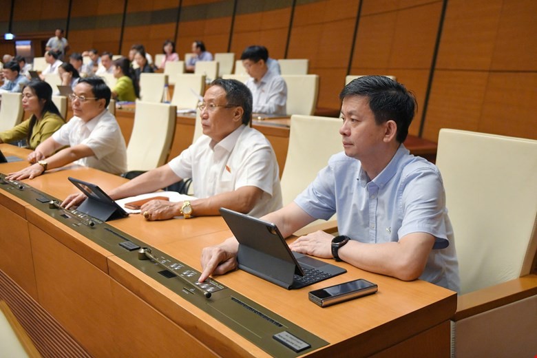Đại biểu Quốc hội biểu quyết thông qua Luật Quản lý và đầu tư vốn nhà nước tại doanh nghiệp. Ảnh: Quochoi.vn