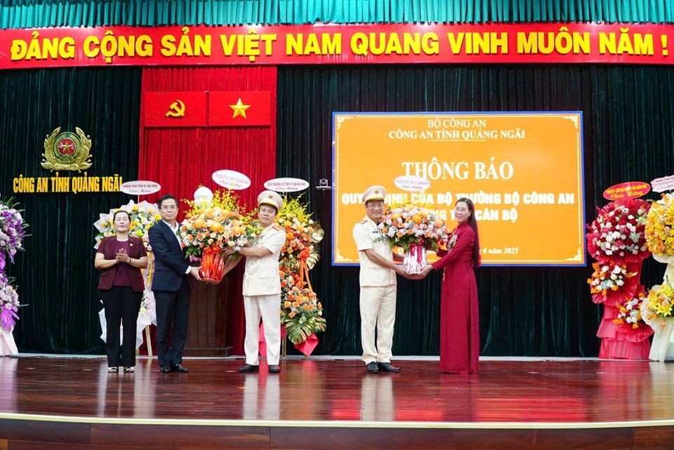 Lãnh đạo Tỉnh uỷ và UBND tỉnh Quảng Ngãi tặng hoa chúc mừng đại tá Hồ Song Ân và đại tá Hoàng Anh Tuấn.