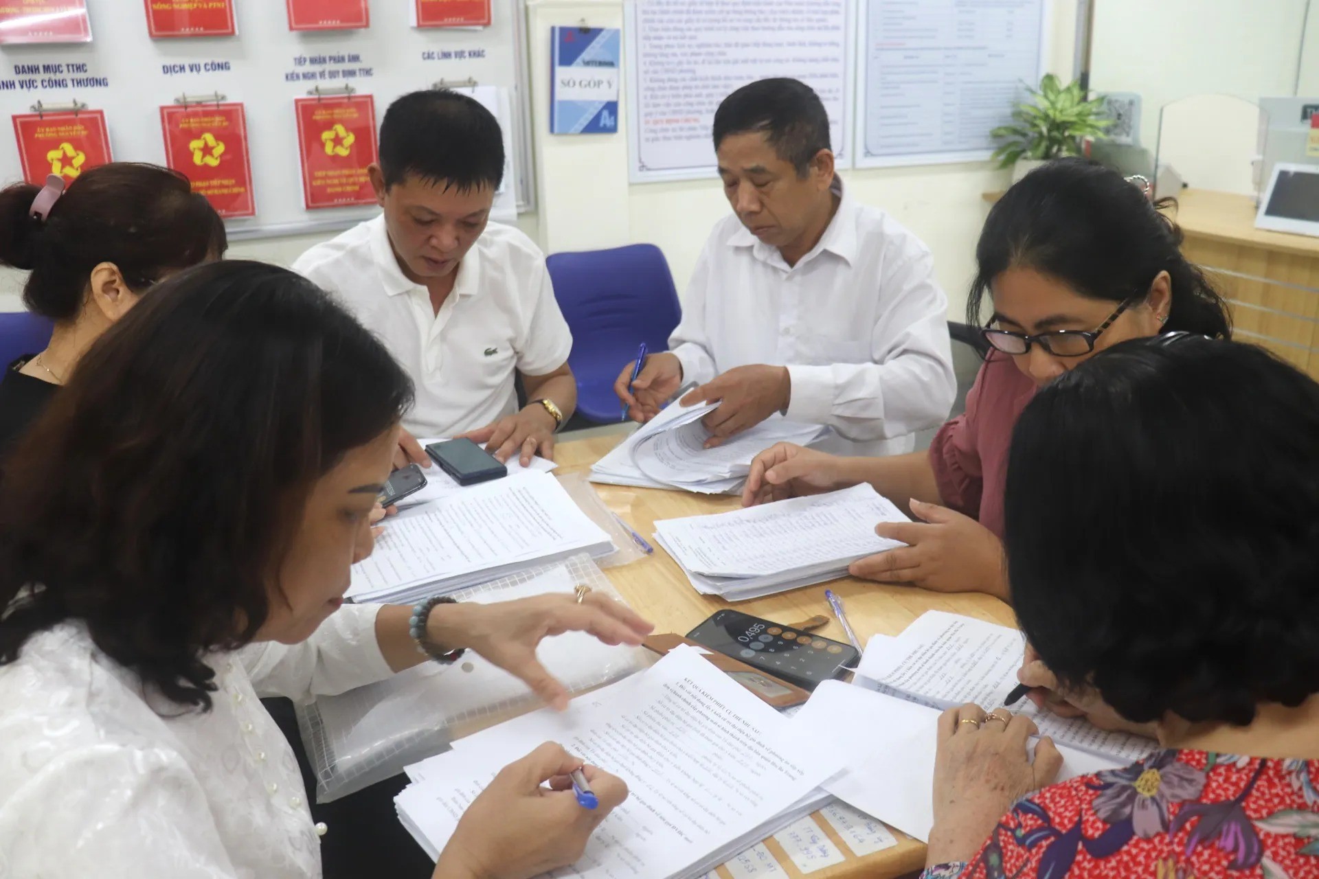 Cán bộ phường Nguyễn Du (quận Hai Bà Trưng, Hà Nội) tổng hợp kết quả lấy ý kiến Nhân dân về phương án sắp xếp đơn vị hành chính phường