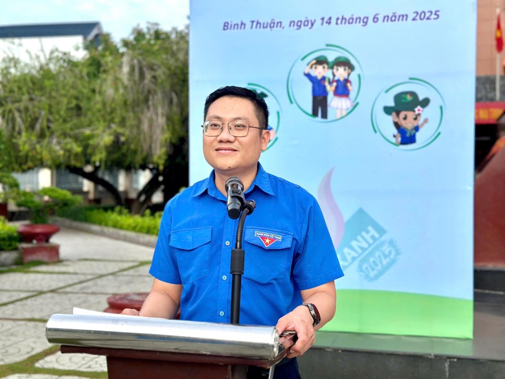 Đồng chí Đoàn Minh Tâm – Phó Bí thư Tỉnh đoàn Bình Thuận phát biểu tại lễ ra quân