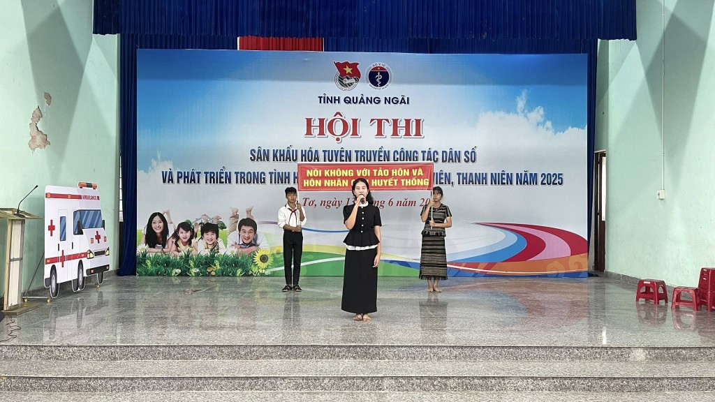 Sân khấu hóa sinh động và sáng tạo giúp các đội thi truyền tải hiệu quả những thông điệp về các vấn đề dân số nổi bật thông qua các hình thức tiểu phẩm, ca múa, và hoạt cảnh kịch ngắn.