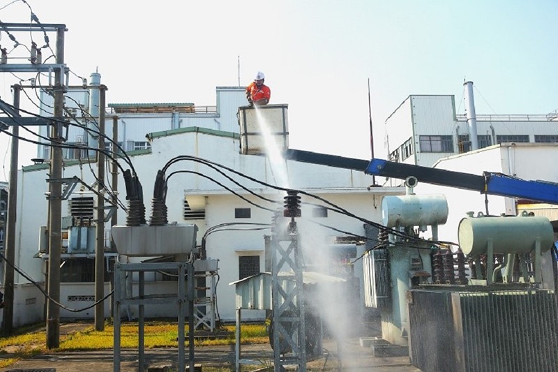 Công nhân phun nước rửa sứ TBA Phú Lâm, (quận Dương Kinh, thành phố Hải Phòng), đảm bảo an toàn cung cấp điện