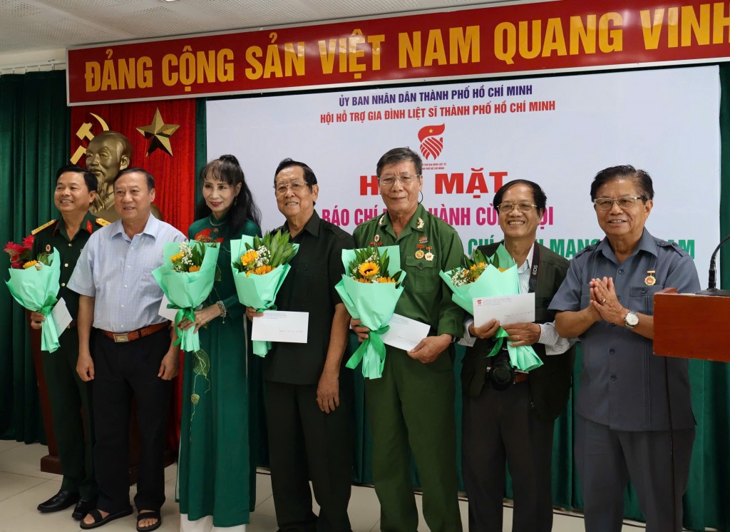  3 / 4 Trao thưởng cuộc vận động viết “Ký ức không quên”