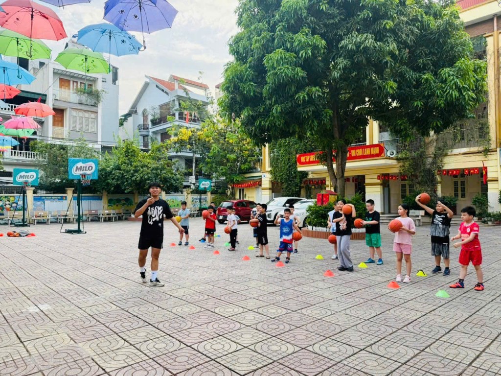 Học sinh thoải mái vui chơi trong khuôn viên rộng rãi, thoáng đãng