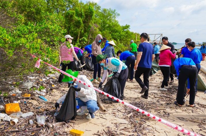 Cán bộ nhân viên Tập đoàn Vingroup cùng các tình nguyện viên đã cùng nhau xắn tay áo, đi dọc bờ cát nhặt rác, làm sạch bãi biển thị trấn Cần Thạnh. Cán bộ nhân viên Tập đoàn Vingroup cùng các tình nguyện viên đã cùng nhau xắn tay áo, đi dọc bờ cát nhặt rác, làm sạch bãi biển thị trấn Cần Thạnh.