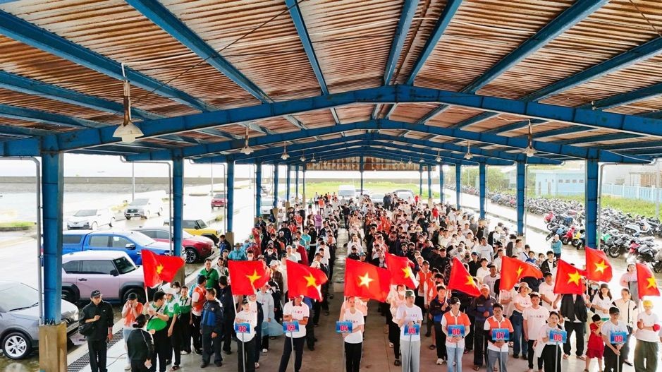 Đông đảo cán bộ nhân viên và tình nguyện viên tập trung tại điểm xuất phát, lắng nghe phổ biến nhiệm vụ và sẵn sàng bước vào hoạt động thu gom rác thải ven biển tại Phú Quốc. Đông đảo cán bộ nhân viên và tình nguyện viên tập trung tại điểm xuất phát, lắng nghe phổ biến nhiệm vụ và sẵn sàng bước vào hoạt động thu gom rác thải ven biển tại Phú Quốc.