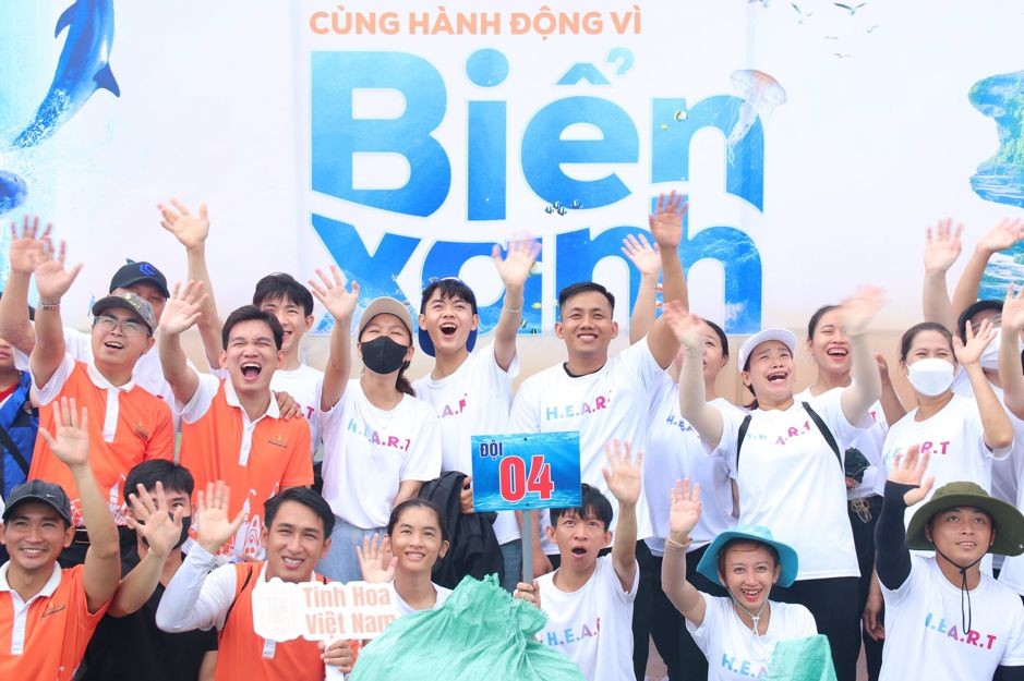 Các tình nguyện viên và cán bộ nhân viên tập đoàn Vingroup tại Phú Quốc hào hứng vẫy tay, thể hiện quyết tâm chung tay gìn giữ biển xanh – sạch – đẹp. Các tình nguyện viên và cán bộ nhân viên tập đoàn Vingroup tại Phú Quốc hào hứng vẫy tay, thể hiện quyết tâm chung tay gìn giữ biển xanh – sạch – đẹp.