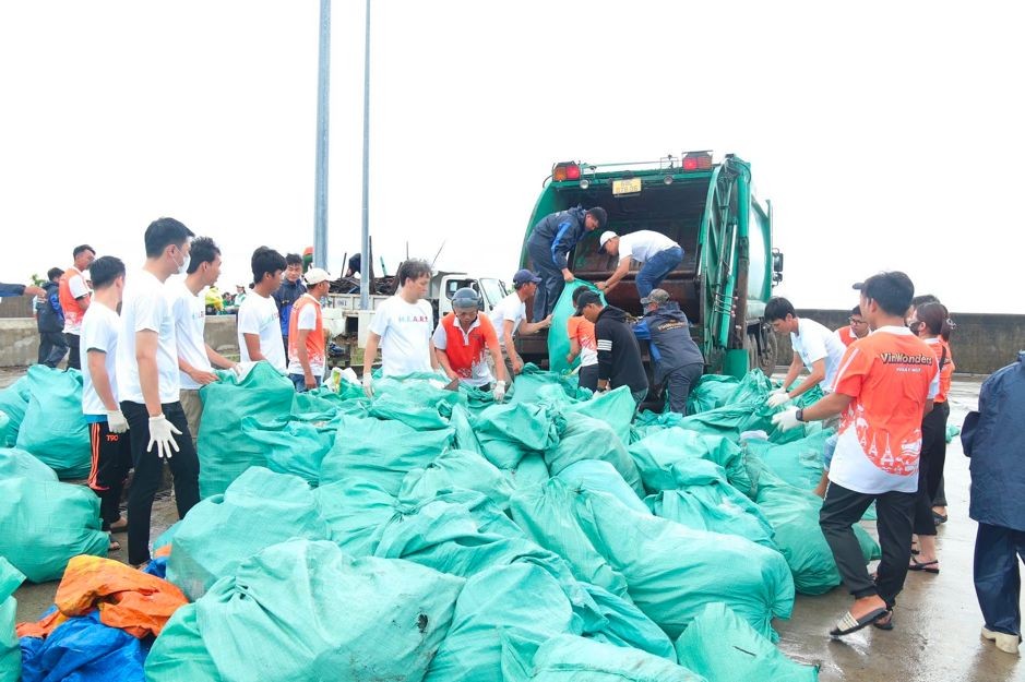Hàng trăm bao rác được nhanh chóng tập kết và chuyển lên xe tải sau buổi ra quân, cho thấy hiệu quả thiết thực của chiến dịch và tinh thần hành động vì môi trường của cộng đồng địa phương. Hàng trăm bao rác được nhanh chóng tập kết và chuyển lên xe tải sau buổi ra quân, cho thấy hiệu quả thiết thực của chiến dịch và tinh thần hành động vì môi trường của cộng đồng địa phương.