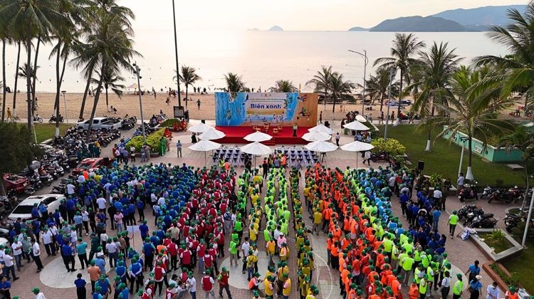 Hơn 1.000 cán bộ nhân viên Vingroup và các tình nguyện viên đã có mặt từ rất sớm tại công viên Tuệ Tĩnh, Nha Trang, khoác trên mình đồng phục xanh, tay đeo găng thể hiện tinh thần trách nhiệm và cam kết hành động vì môi trường. Đây không chỉ là một hoạt động dọn rác đơn thuần, mà còn là một lời khẳng định mạnh mẽ cho lối sống xanh, ý thức bảo vệ biển – bảo vệ tương lai của thành phố du lịch Nha Trang. Hơn 1.000 cán bộ nhân viên Vingroup và các tình nguyện viên đã có mặt từ rất sớm tại công viên Tuệ Tĩnh, Nha Trang, khoác trên mình đồng phục xanh, tay đeo găng thể hiện tinh thần trách nhiệm và cam kết hành động vì môi trường. Đây không chỉ là một hoạt đ