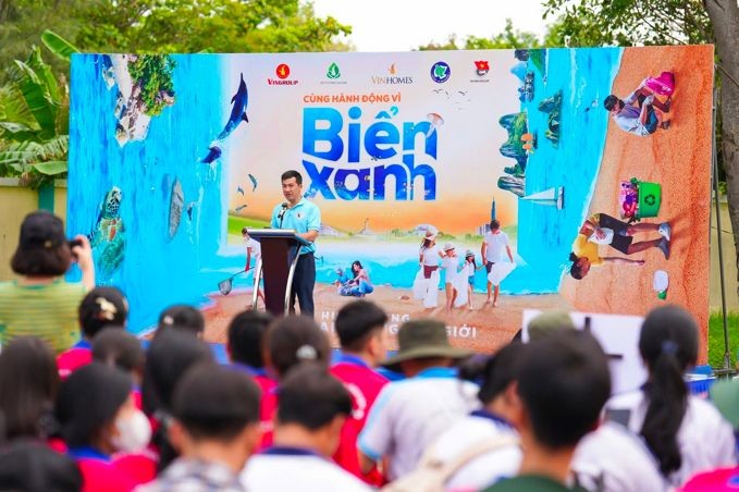Tại đầu cầu ở huyện Cần Giờ, TP.HCM, ông Vũ Minh Lý - Phó Giám đốc Trung tâm Truyền thông Tài nguyên và Môi trường thuộc Bộ Nông nghiệp và Môi trường, bày tỏ sự phấn khởi khi tham gia Lễ phát động tại huyện Cần Giờ, thành phố Hồ Chí Minh. Ông nhấn mạnh ý nghĩa thiết thực của chiến dịch trong việc lan tỏa thông điệp bảo vệ môi trường biển và kêu gọi sự tham gia rộng rãi của cộng đồng, đặc biệt tại các khu vực ven biển trọng yếu như Cần Giờ. Tại đầu cầu ở huyện Cần Giờ, TP.HCM, ông Vũ Minh Lý - Phó Giám đốc Trung tâm Truyền thông Tài nguyên và Môi trường thuộc Bộ Nông nghiệp và Môi trường, bày tỏ sự phấn khởi khi tham gia Lễ phát động tại huyện Cần Giờ, thành phố Hồ Chí Minh. Ông nhấn mạnh ý