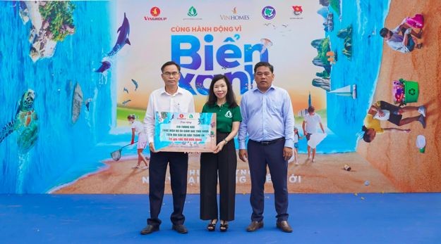 Dịp này, Quỹ vì tương lai xanh trao tặng 410 thùng rác cho xã đảo Thạnh An để thực hiện mô hình “Đưa rác thải sinh hoạt, rác thải nhựa của ngư dân trên biển vào bờ”, góp phần nâng cao ý thức và trách nhiệm của ngư dân trong việc quản lý và xử lý rác thải trên biển, bảo vệ nguồn lợi thủy sản và môi trường biển xanh – sạch – đẹp. Dịp này, Quỹ vì tương lai xanh trao tặng 410 thùng rác cho xã đảo Thạnh An để thực hiện mô hình “Đưa rác thải sinh hoạt, rác thải nhựa của ngư dân trên biển vào bờ”, góp phần nâng cao ý thức và trách nhiệm của ngư dân trong việc quản lý và xử lý rác thải