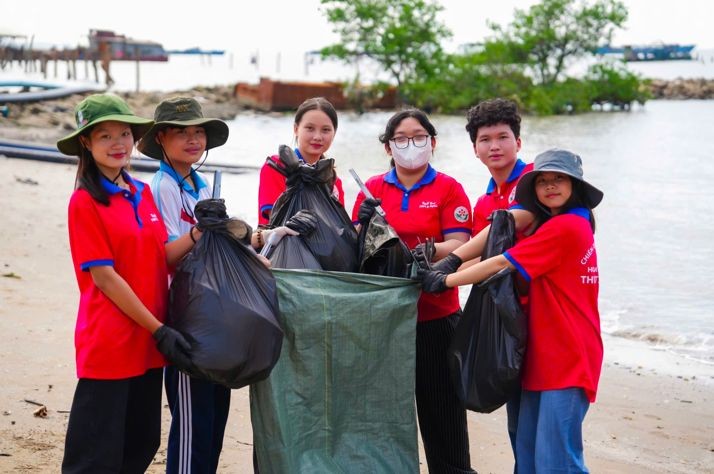 Các tình nguyện viên hăng say hành động bảo vệ sự xanh - sạch - đẹp cho bờ biển Cần Giờ Các tình nguyện viên hăng say hành động bảo vệ sự xanh - sạch - đẹp cho bờ biển Cần Giờ