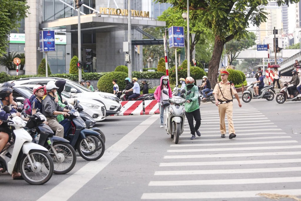 Cảnh sát giao thông tăng cường ghi hình phạt nguội, tránh “nhờn” luật