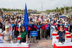 Gần 10.000 người Vingroup và tình nguyện viên ra quân làm sạch bờ biển