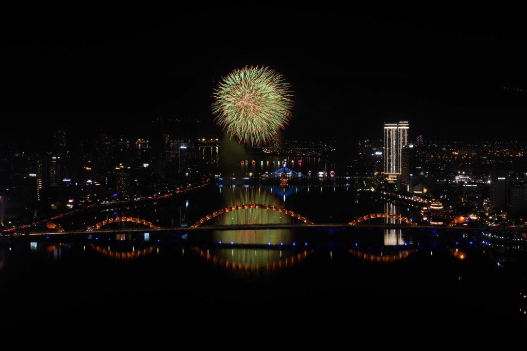những tràng pháo đầu tiên, đội Orion Fireworks đến từ Canada những tràng pháo đầu tiên, đội Orion Fireworks đến từ Canada
