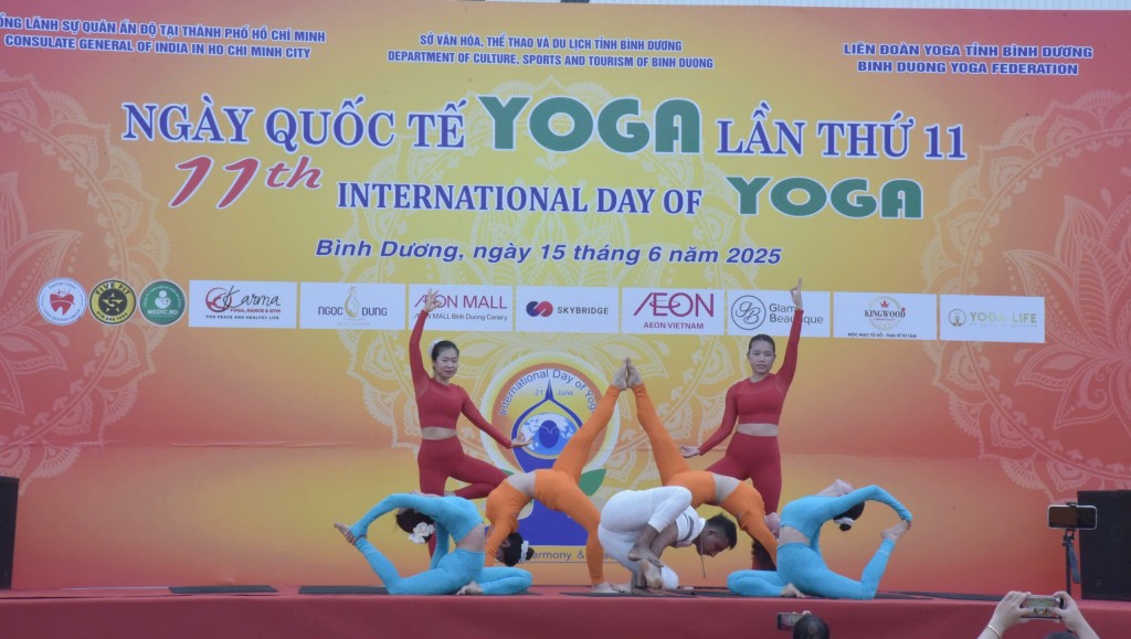 Rộn ràng Ngày Quốc tế Yoga lần thứ 11 tại Bình Dương