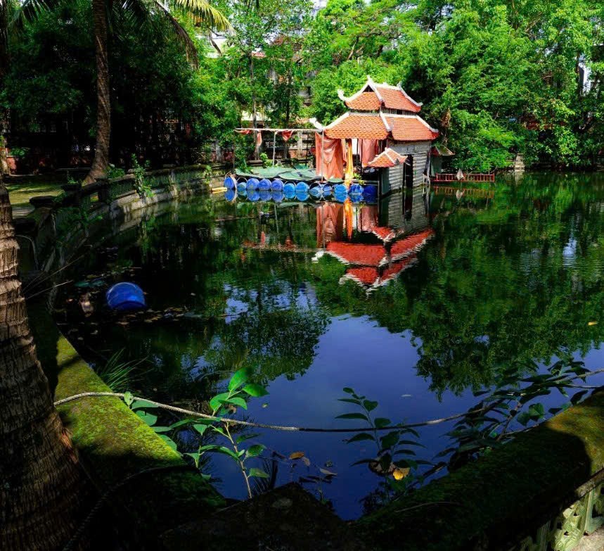 Hồ Bán Nguyệt