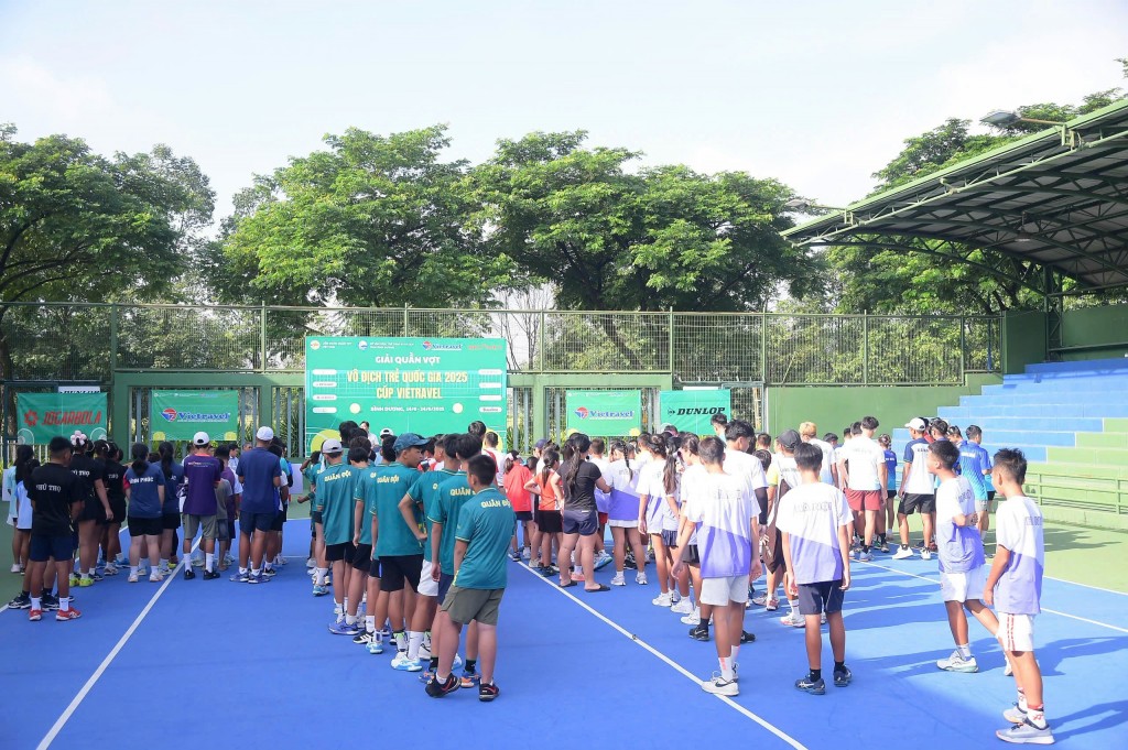 Đại biểu, Ban tổ chức giải chụp hình lưu niệm cùng các vận động viên tham dự giải