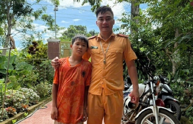 Quỳ Châu (Nghệ An): Cảnh sát giao thông bơi ra giữa dòng nước xiết cứu cháu bé