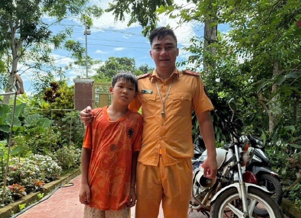 Thượng úy Tạ Quang Quyết và cháu bé Lô Minh Mẫn đã an toàn sau khi được sơ cứu