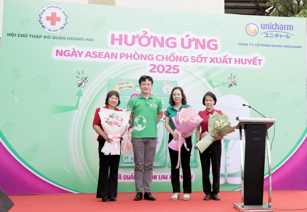 Ông Takahiro Okada – Tổng giám đốc Diana Unicharm – cùng đại diện Trung tâm Y tế và Hội chữ thập đỏ quận Hoàng Mai phát động hưởng ứng ngày Asean phòng chống sốt xuất huyết