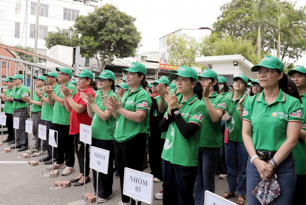 Hàng trăm nhân viên Diana Unicharm cùng nhân viên y tế địa phương đồng loạt ra quân nâng cao nhận thức phòng chống sốt xuất huyết.