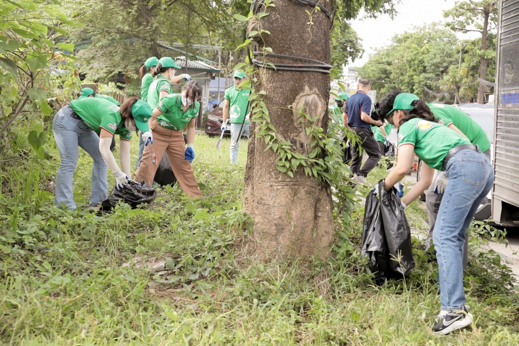Tổng vệ sinh môi trường, phát quang bụi dậm, lật úp vật chứa nước hạn chế sự sinh sản của muỗi 
