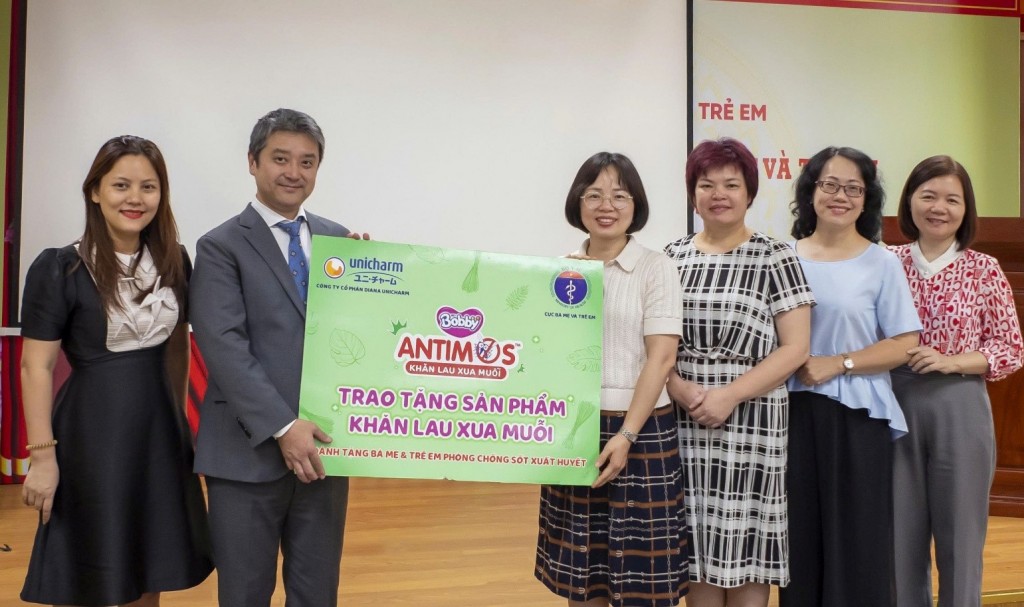 Ông Makoto Anezaki - Giám đốc Marketing Diana Unicharm – trao ủng hộ tới Cục Bà mẹ - Trẻ em, Bộ Y Tế