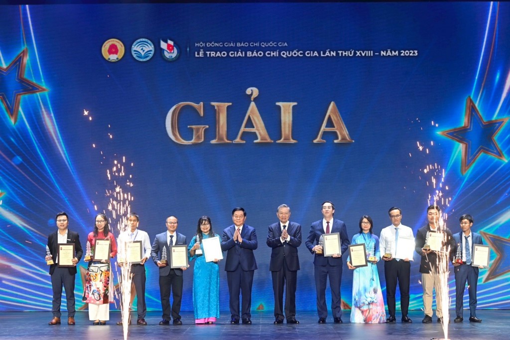 Chủ tịch nước Tô Lâm và Trưởng ban Tuyên giáo Trung ương Nguyễn Trọng Nghĩa trao Giải A - Giải Báo chí Quốc gia năm 2023 (Anh: Việt Trung)
