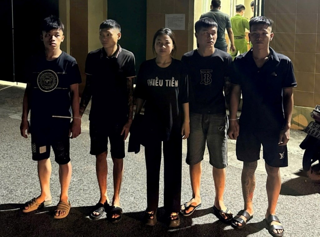 Phòng Cảnh sát hình sự tạm giữ 05 đối tượng cùng về hành vi Gây rối trật tự công cộng Phòng Cảnh sát hình sự tạm giữ 05 đối tượng cùng về hành vi Gây rối trật tự công cộng