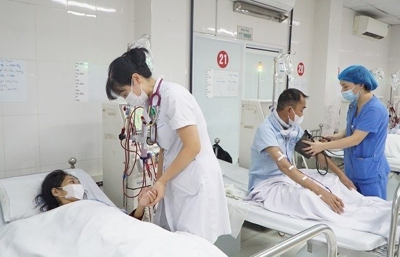 Chăm sóc sức khỏe người bệnh, nhân viên y tế khi nắng nóng