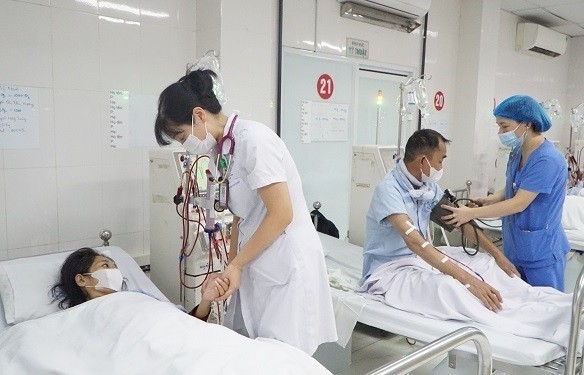 Chăm sóc sức khỏe người bệnh, nhân viên y tế khi nắng nóng
