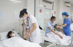 Chăm sóc sức khỏe người bệnh, nhân viên y tế khi nắng nóng