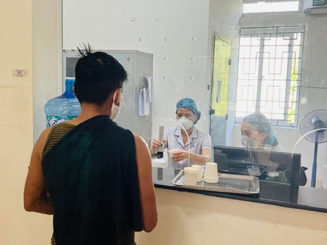 Uống thuốc Methadone điều trị nghiện các chất dạng thuốc phiện tại TTYT quận Nam Từ Liêm.