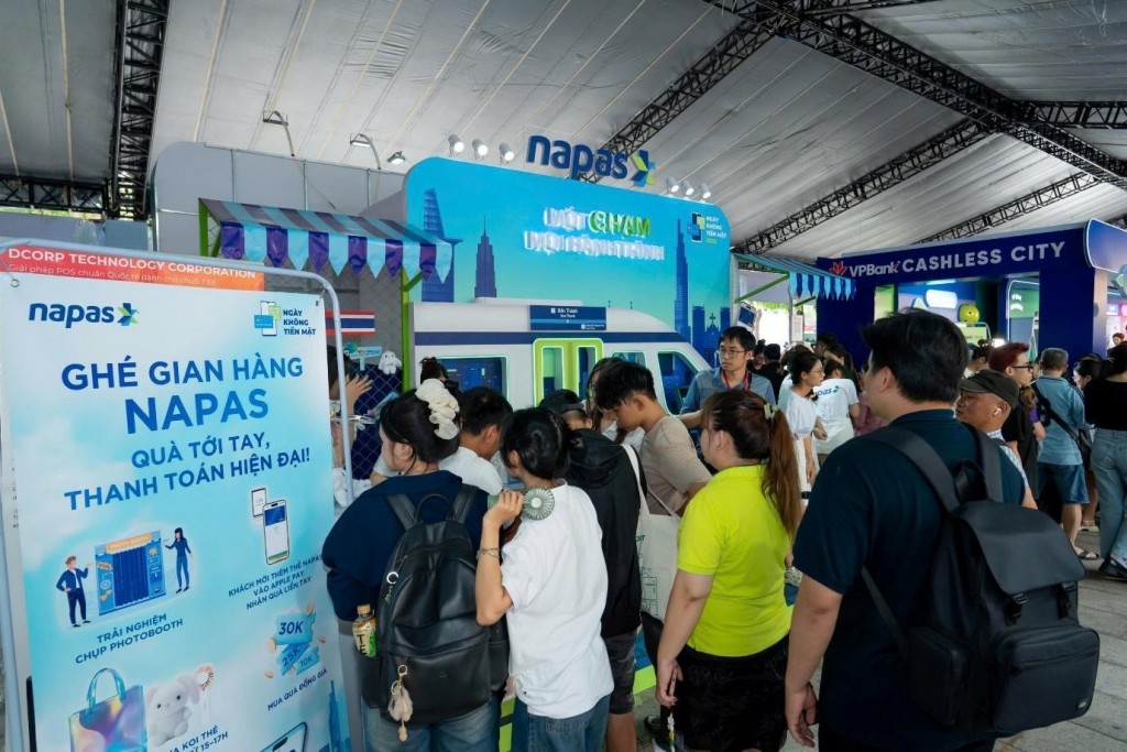 Khung giờ vàng luôn đông nghẹt người xếp hàng dài để trải nghiệm thanh toán, nhận những món quà vô cùng thiết thực từ NAPAS