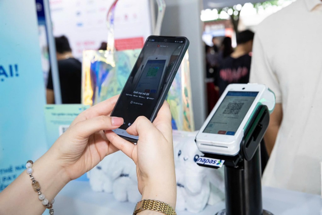 Khách hàng trải nghiệm thanh toán dịch vụ VietQRPay qua Nam Á Bank, BVBank, VIB hoặc ZaloPay và tận hưởng ưu đãi giảm 20K