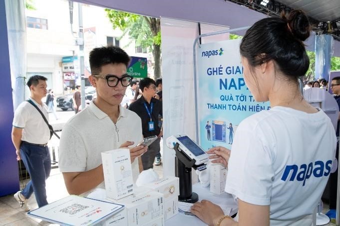 Khách hàng được hướng dẫn thanh toán thẻ NAPAS trên Apple Pay và dịch vụ thanh toán VietQRPay ngay trên chính chiếc điện thoại của mình