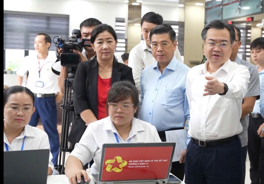 Phó Bí thư Thường trực Thành ủy TP.HCM Nguyễn Thanh Nghị, tổ trưởng tổ công tác số 1 đã đến dự và giám sát buổi vận hành thử nghiệm mô hình chính quyền địa phương cấp xã tại trụ sở UBND phường Bình Thới, quận 11, sau khi thành lập mới. Phó Bí thư Thường trực Thành ủy TP.HCM Nguyễn Thanh Nghị, tổ trưởng tổ công tác số 1 đã đến dự và giám sát buổi vận hành thử nghiệm mô hình chính quyền địa phương cấp xã tại trụ sở UBND phường Bình Thới, quận 11, sau khi thành lập mới.