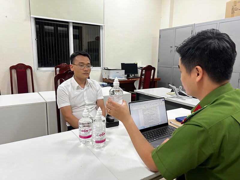 Bắt Phó Chủ tịch UBND thị trấn Chúc Sơn vì sản xuất cồn giả