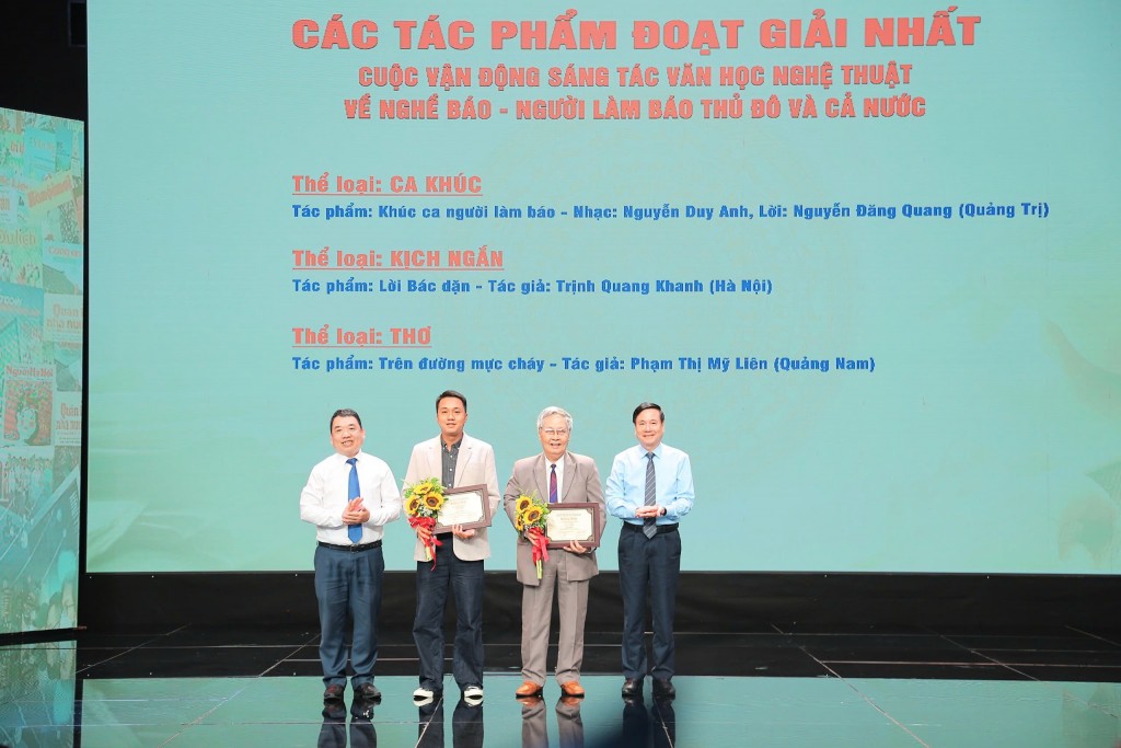Đồng chí Hồ Quang Lợi - nguyên Phó Chủ tịch Thường trực Hội Nhà báo Việt Nam và đồng chí Đào Xuân Dũng - Phó Trưởng ban Tuyên giáo và Dân vận Thành ủy Hà Nội trao giải Nhất tới các tác giả