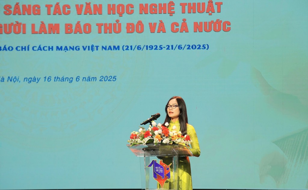 Nhà báo Vương Minh Huệ - Tổng Biên tập Tạp chí Người Hà Nội, Trưởng Ban tổ chức cuộc vận động phát biểu tại lễ trao giải