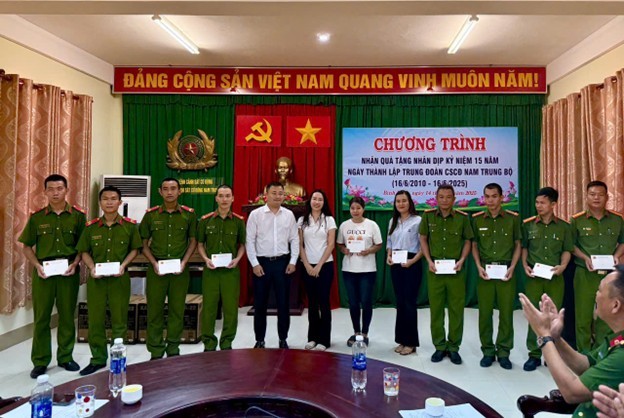 Trao tặng các phần quà cho các cán bộ chiến sỹ cảnh sát cơ động có hoàn cảnh đặc biệt khó khăn