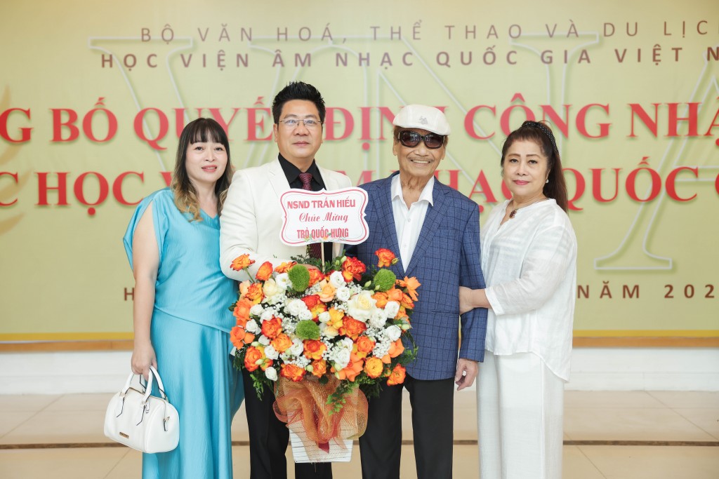 NSND Trần Hiếu dành tặng lẵng hoa tươi thắm tới người học trò xuất sắc của mình