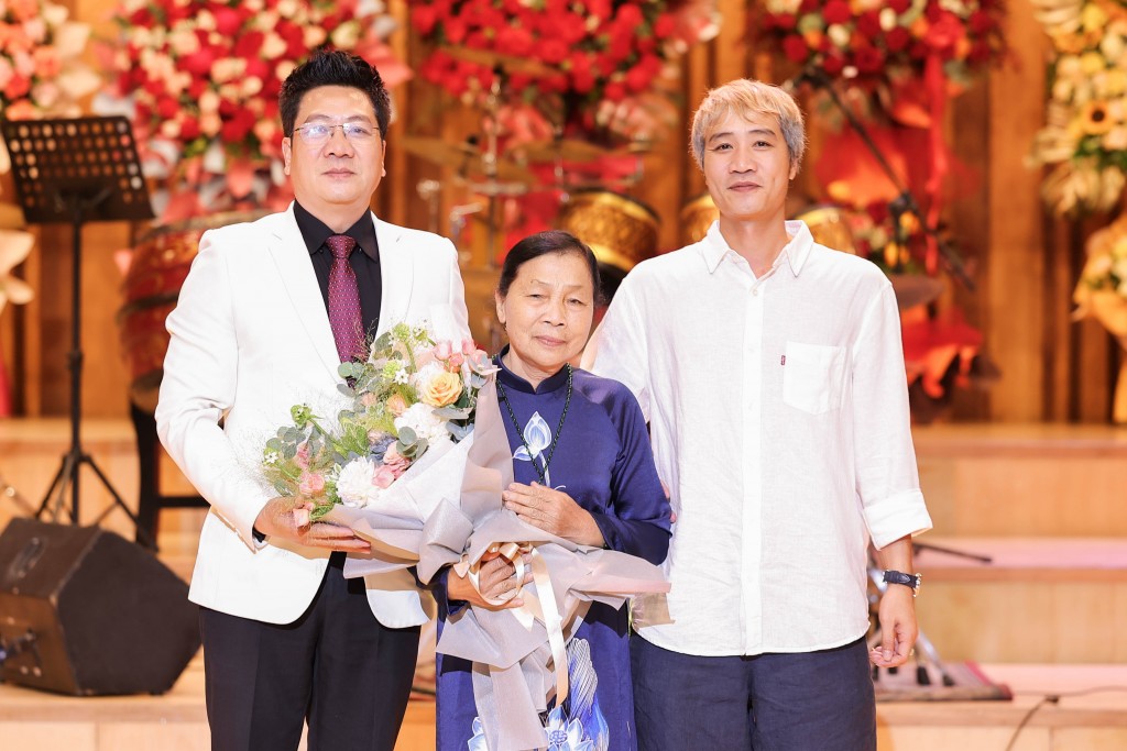 dành tặng bó hoa tri ân đến bậc sinh thành – người mẹ kính yêu đã sinh thành và nuôi dưỡng mình khôn lớn trưởng thành. Cùng xuất hiện với mẹ anh là em trai ông - NSND Đỗ Quốc Hiền